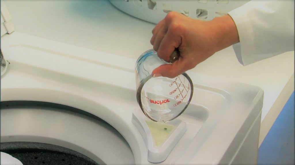 clean washing machine with bleach